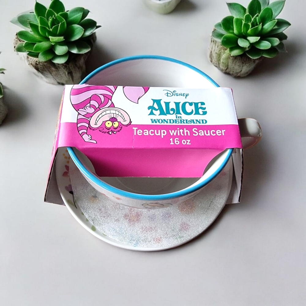 🆕️ Disney Alice in Wonderland 16 oz Teacup with Saucer